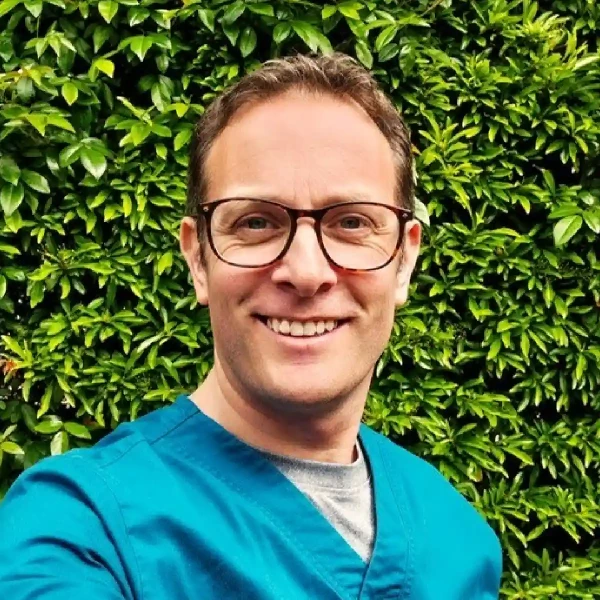Dr Iain Lyons